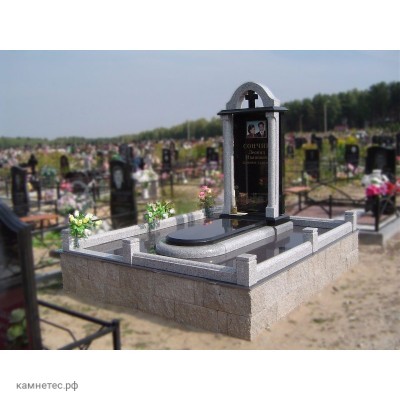 Эксклюзивный памятник c колоннами и крышей