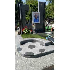 Эксклюзивный памятник футболисту из серого гранита Эксклюзивный памятник футболисту из серого гранита
