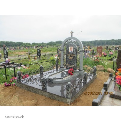 Эксклюзивный памятник с гранитной аркой