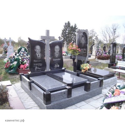 Двойной памятник из серого и черного камня