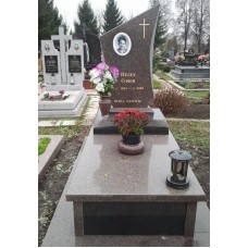 Надмогильный памятник в форме паруса Надмогильный памятник в форме паруса