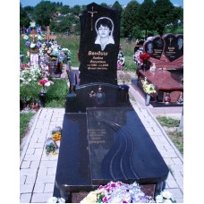 Женский памятник из черного гранита Женский памятник из черного гранита