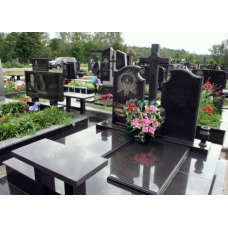 Элитный надгробный памятник с крестом по центру Элитный надгробный памятник с крестом по центру