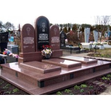 Элитный мемориал из гранита на тройное захоронение Элитный мемориал из гранита на тройное захоронение