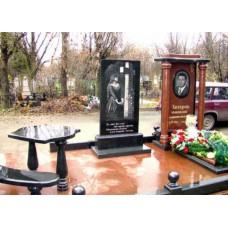 Элитный памятник с красными колоннами Элитный памятник с красными колоннами