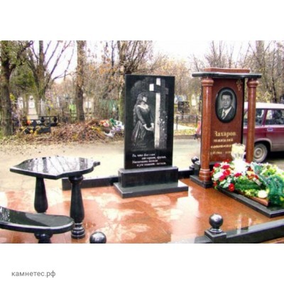 Элитный памятник с красными колоннами