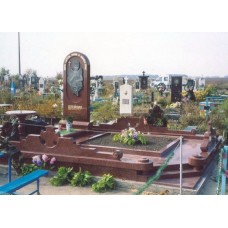 Элитный памятник с красивой фигурной оградой Элитный памятник с красивой фигурной оградой