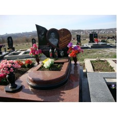Элитный памятник для сына в форме сердца Элитный памятник для сына в форме сердца
