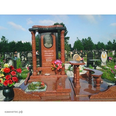 Солидный мужской памятник с фигурными колонами