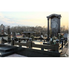 Элитный памятник из гранита с портретом в рост Элитный памятник из гранита с портретом в рост
