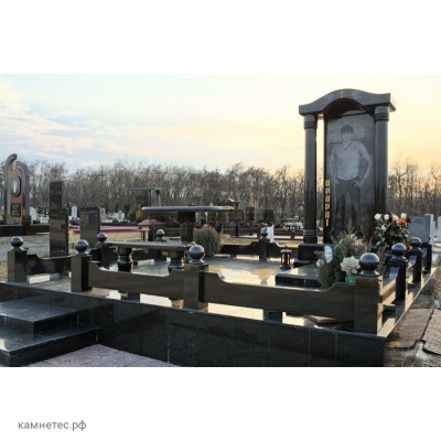Элитный памятник из гранита с портретом в рост