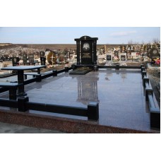 Элитный мемориальный комплекс на могилу с колоннами Элитный мемориальный комплекс на могилу с колоннами