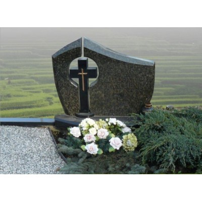 Памятник из зеленого гранита в европейском стиле