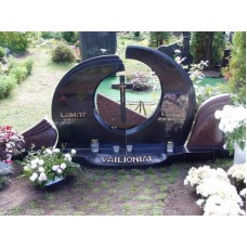 Фигурный памятник с крестом в европейском стиле Фигурный памятник с крестом в европейском стиле