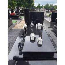 Памятник в польском стиле из черного гранита Памятник в польском стиле из черного гранита