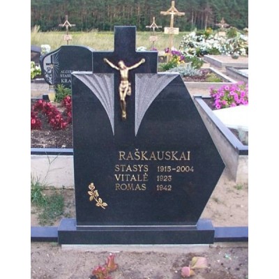 Европейский памятник с крестом и распятием