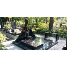 Европейский памятник со скульптурой Европейский памятник со скульптурой
