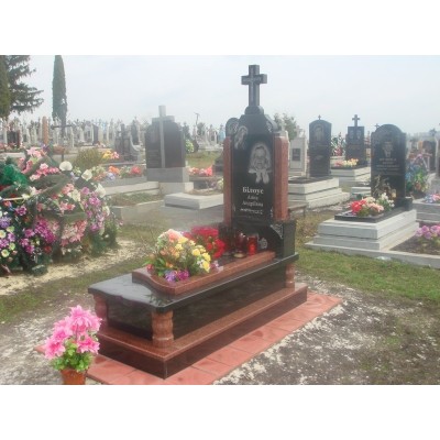 Католический памятник из гранита