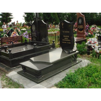 Католический памятник с закрытым надгробием