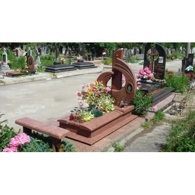 Красивый памятник из красного камня