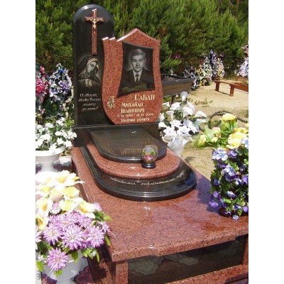 Гранитный памятник в католическом стиле
