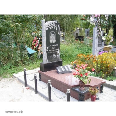 Памятник в форме дуба