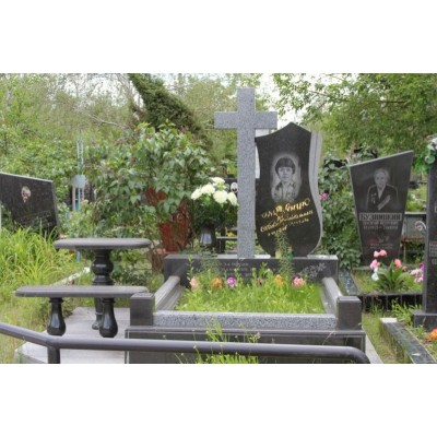 Крест из серого гранита на двойной памятник