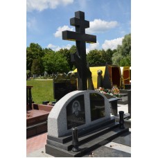 Памятник с большим православным крестом