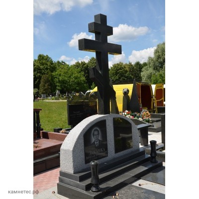 Памятник с большим православным крестом