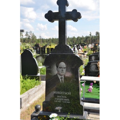 Мемориальный крест из гранита на могилу мужчине