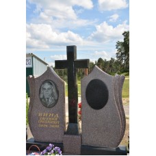 Двойной памятник с крестом посередине Двойной памятник с крестом посередине