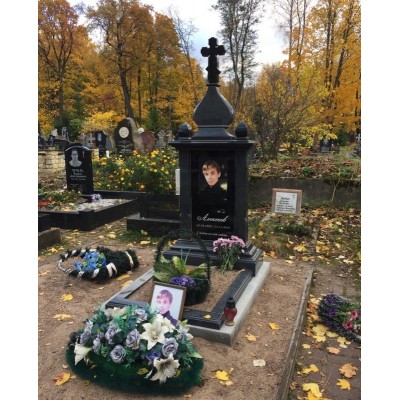 Вертикальный памятник с крестом для парня