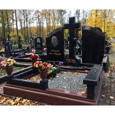 Двойной памятник с большим крестом и лавочкой