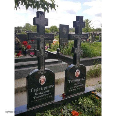 Памятник в виде креста с распятием