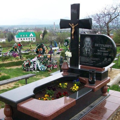 Мужской памятник из гранита с крестом