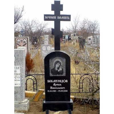 Гранитный памятник с иконой и крестом