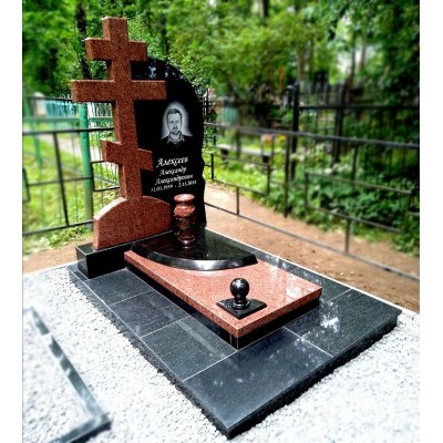 Памятник с крестом из красного гранита
