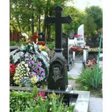 Памятник в форме креста на могилу мужчины Памятник в форме креста на могилу мужчины