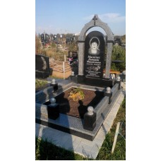 Памятник на кладбище из серого гранита Памятник на кладбище из серого гранита