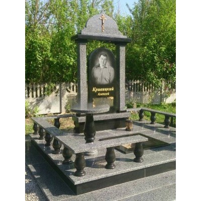 Мемориальный памятник с богатой оградой