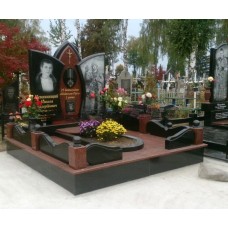 Мемориальный памятник из бордового камня Мемориальный памятник из бордового камня