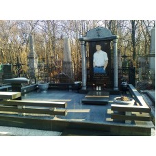 Ритуальный памятник с цветной фотографией