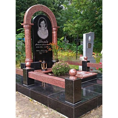 Памятник с колоннами на могилу женщине