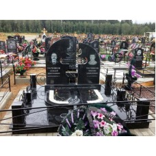 Двойной фигурный памятник на кладбище Двойной фигурный памятник на кладбище