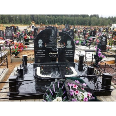 Двойной фигурный памятник на кладбище