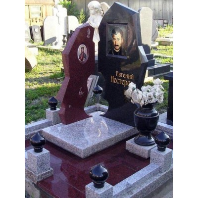 Гранитный памятник в форме гитары