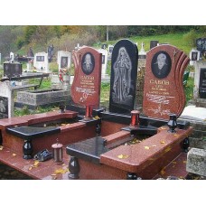 Мемориальный памятник с ликом Богородицы Мемориальный памятник с ликом Богородицы