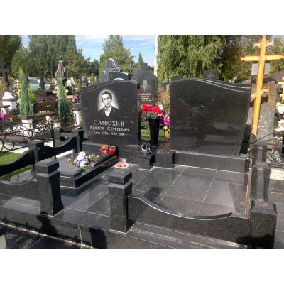 Мемориальный комплекс с двумя фигурными стелами