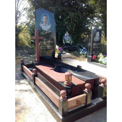Памятник для молодого парня