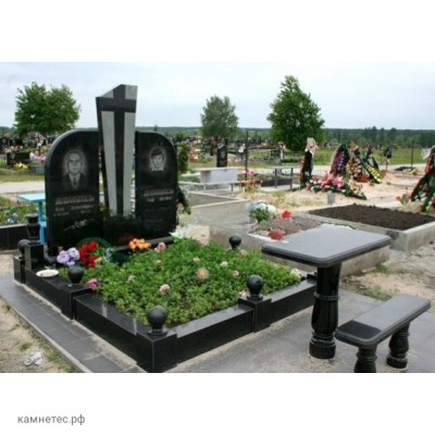 Памятник на двоих с крестом посередине